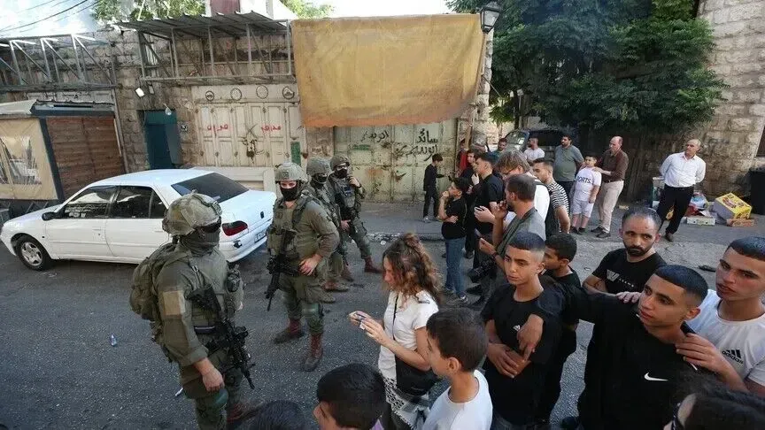 Okupuesit izraelitë vazhdojnë të rrethojnë familjet palestineze në Qusra në ditën e 9-të