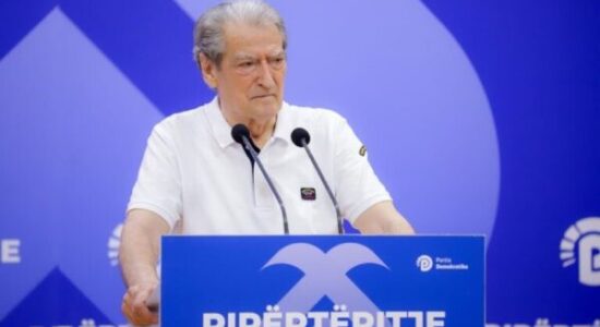 (VIDEO) U shpallën non grata dy shtetas të RMV-së, Berisha e cilëson aktin si atentat ndaj fjalës së lirë