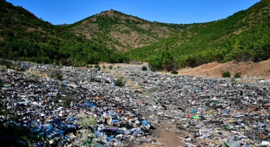 LSDM: Zona përreth burimit nga i cili furnizohet me ujë Shkupi dhe 25% e qytetarëve të Maqedonisë është varrosur në një deponi