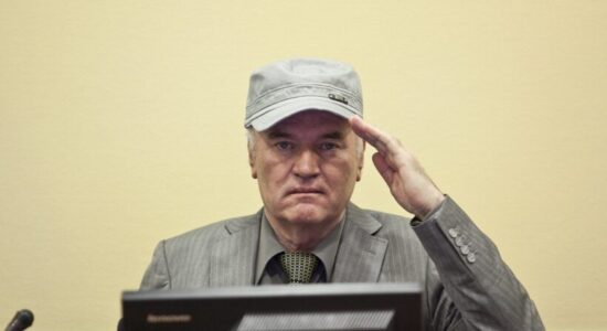 Ndërron jetë krimineli Ratko Mladiq