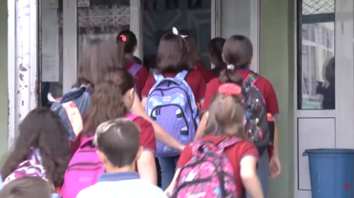 (VIDEO) Nesër nis viti shkollor, 148 shkolla nën dry