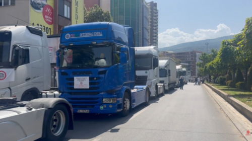 (VIDEO) Kamionët para zyrave të BE-së, transportuesit kërkojnë zgjidhje
