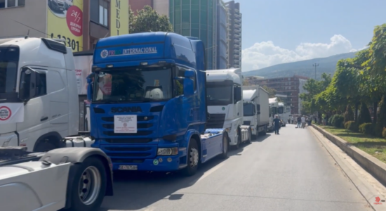(VIDEO) Kamionët para zyrave të BE-së, transportuesit kërkojnë zgjidhje