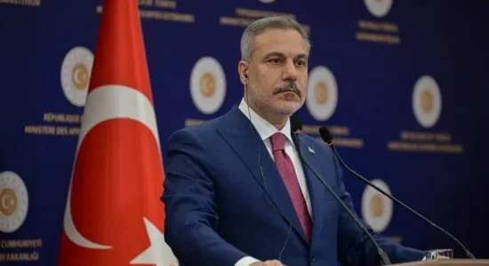 Kryediplomati turk Fidan: Sulmet izraelite kërcënojnë stabilitetin e Sirisë