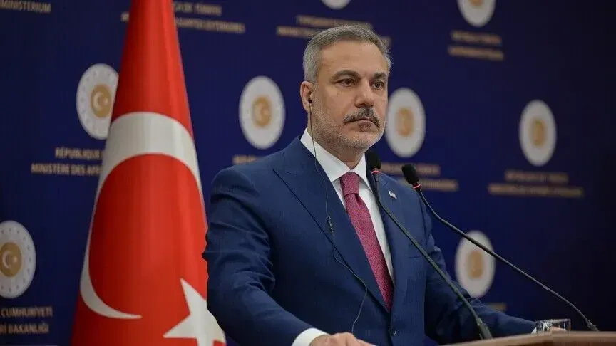 Kryediplomati turk Fidan: Sulmet izraelite kërcënojnë stabilitetin e Sirisë