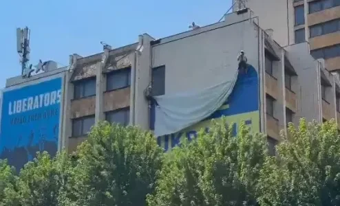 Hiqet flamuri gjigant i Ukrainës që ishte i vendosur në qendër të Prishtinës