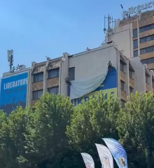 Hiqet flamuri gjigant i Ukrainës që ishte i vendosur në qendër të Prishtinës