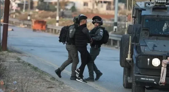 Forcat izraelite arrestojnë 10 palestinezë gjatë bastisjeve në Bregun Perëndimor të pushtuar