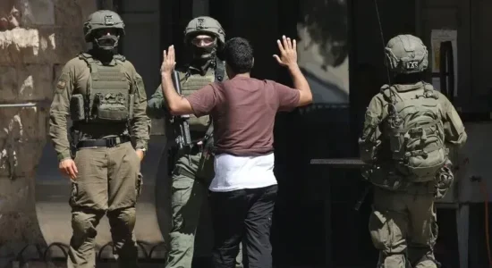 Mbi 600 palestinezë të ndaluar nga Izraeli në bastisjet në Bregun Perëndimor gjatë korrikut