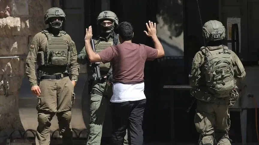 Mbi 600 palestinezë të ndaluar nga Izraeli në bastisjet në Bregun Perëndimor gjatë korrikut