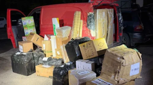 Tre persona arrestohen në Bllacë, kapen duke transportuar mall të kontrabanduar nga Kosova