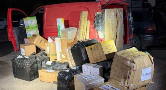 Tre persona arrestohen në Bllacë, kapen duke transportuar mall të kontrabanduar nga Kosova