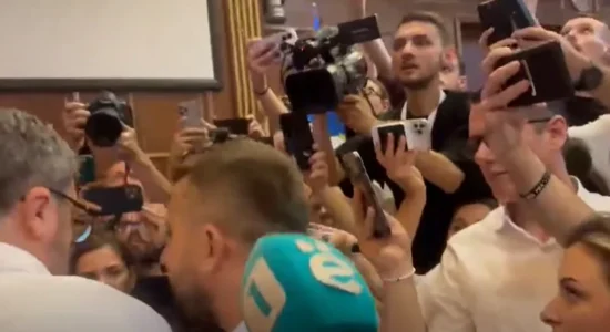 “Gjuajtje me ujë, letra, kapje për duarsh”, tensione në Kuvendin e Kosovës – deputetët përplasen fizikisht e verbalisht