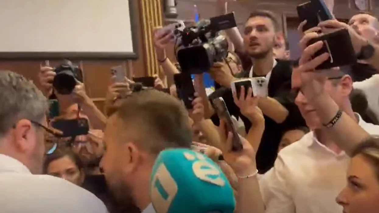 “Gjuajtje me ujë, letra, kapje për duarsh”, tensione në Kuvendin e Kosovës – deputetët përplasen fizikisht e verbalisht