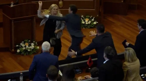 Hedhja e vezëve ndaj Kurtit, lajm edhe në mediat botërore