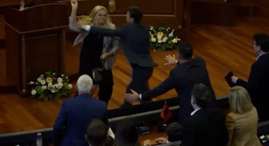 Hedhja e vezëve ndaj Kurtit, lajm edhe në mediat botërore