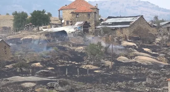 Digjen 15 shtëpi dhe objekte në fshatin Çanishtë afër Prilepit, zjarri është ende aktiv