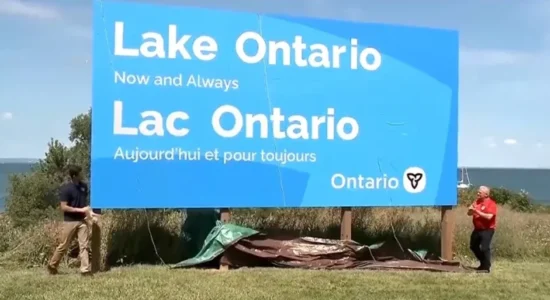 Kanadaja i përgjigjet Trumpit, vendosë tabelën e re në bregun e liqenit Ontario