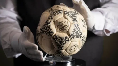 Nga fusha e blertë në ankand, topi i Maradonës shitet për një shumë marramendëse