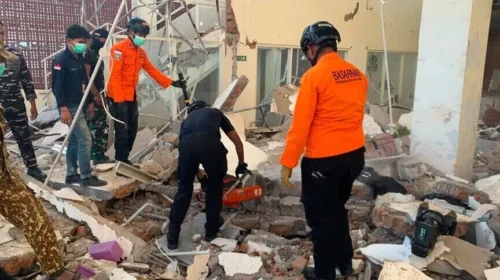 Indonezia shpall gjendjen e reagimit emergjent për 14 ditë pas tërmetit me magnitudë 7.7