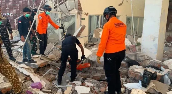 Indonezia shpall gjendjen e reagimit emergjent për 14 ditë pas tërmetit me magnitudë 7.7