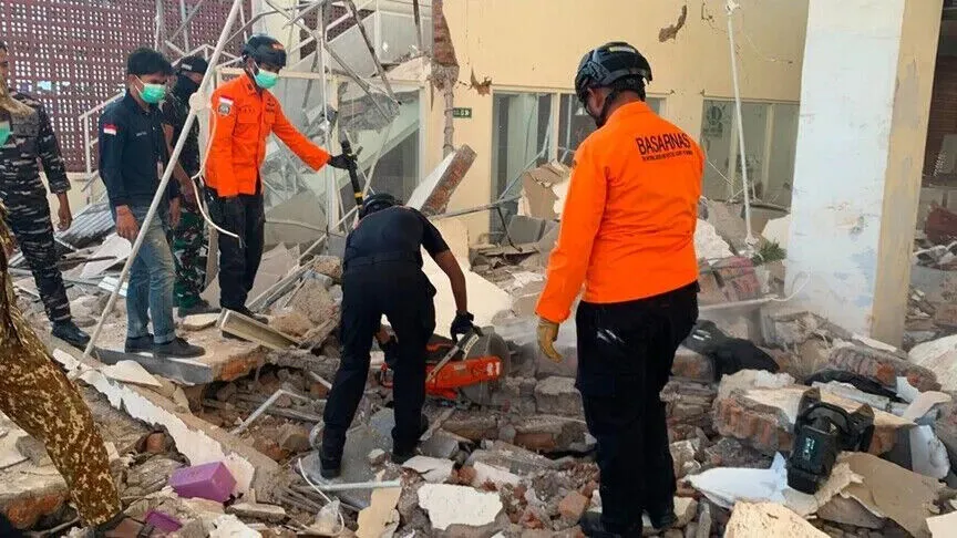 Indonezia shpall gjendjen e reagimit emergjent për 14 ditë pas tërmetit me magnitudë 7.7