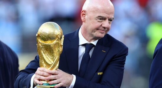 Infantino mund të përfitonte mbi 30 milionë euro në vit, nëse do të arrinte ta “shiste” Kupën e Botës