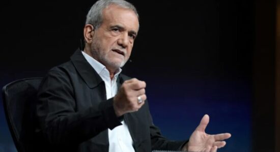 Presidenti iranian hedh poshtë spekulimet për të ardhmen e tij politike: Do të qëndroj i vendosur