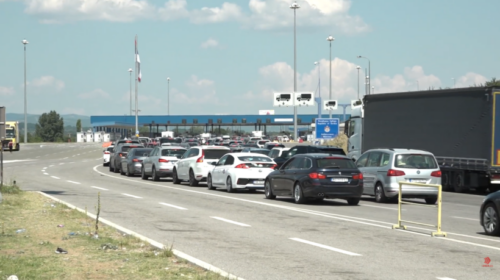 (VIDEO) Sezoni i pushimeve, vijojnë kolonat e gjata të automjeteve në vendkalimet kufitare