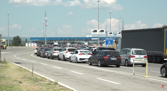 (VIDEO) Sezoni i pushimeve, vijojnë kolonat e gjata të automjeteve në vendkalimet kufitare