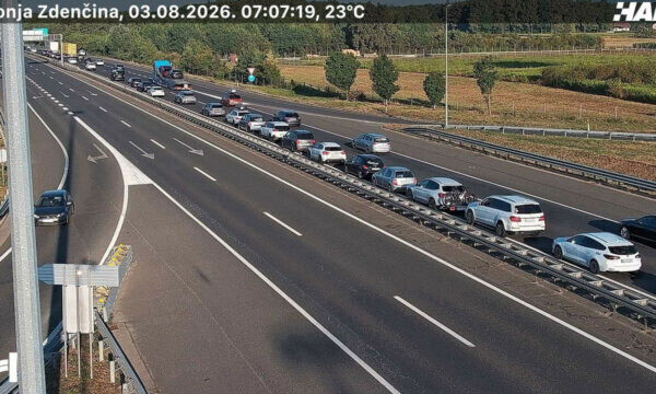 Kolona kilometrike drejt bregdetit kroat, pritje të gjata edhe në kufirin me Malin e Zi