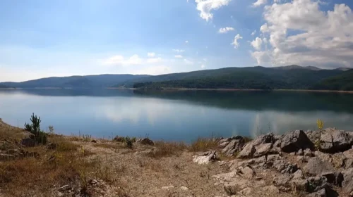 Nga nesër ndalohet peshkimi në Liqenin e Mavrovës, kufizohet edhe lundrimi