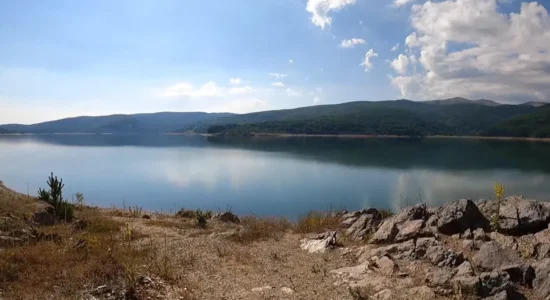 Nga nesër ndalohet peshkimi në Liqenin e Mavrovës, kufizohet edhe lundrimi