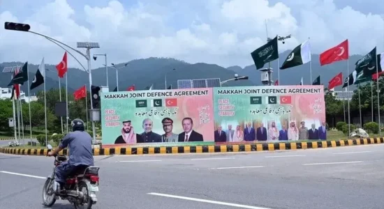 Kryediplomatët sauditë dhe pakistanezë diskutojnë mbi çështjet rajonale mes paktit të mbrojtjes në Mekë
