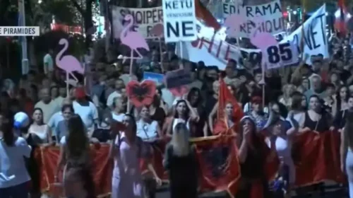 85 ditë revoltë, marshim protestë në Tiranë, jehon thirrja: Arrestoni Ramën