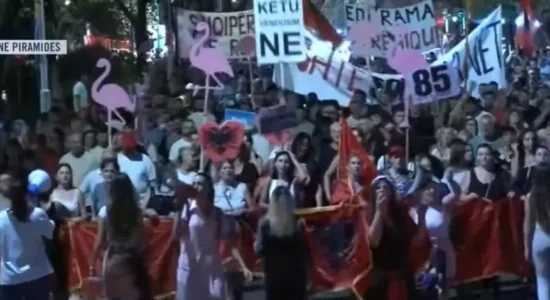 85 ditë revoltë, marshim protestë në Tiranë, jehon thirrja: Arrestoni Ramën