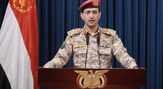 Grupi jemenas Huthi thotë se ka sulmuar anije saudite dhe depo armësh