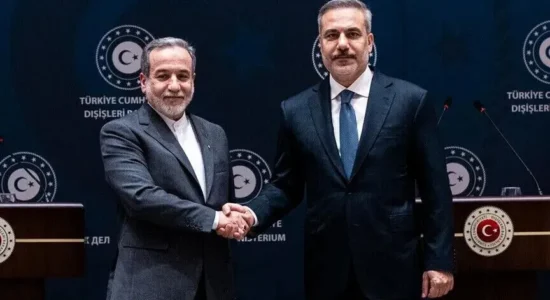 Ministri i jashtëm turk dhe ai iranian diskutojnë mbi rihapjen e Ngushticës së Hormuzit dhe armëpushimin