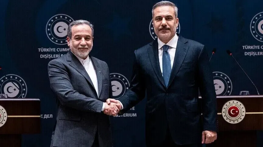 Ministri i jashtëm turk dhe ai iranian diskutojnë mbi rihapjen e Ngushticës së Hormuzit dhe armëpushimin
