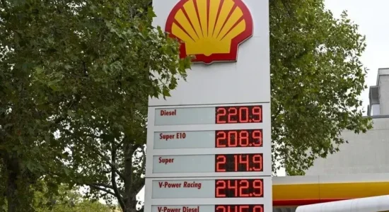 Çmimet e naftës bien, ndërsa tregjet presin sanksionet e reja amerikane ndaj Iranit