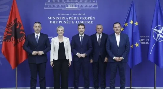 Hoxha takohet me përfaqësuesit shqiptarë të Luginës së Preshevës