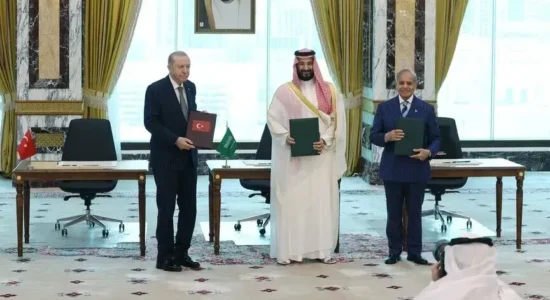 Turqia, Arabia Saudite dhe Pakistani nënshkruajnë marrëveshje të përbashkët të mbrojtjes në Samitin e Mekës
