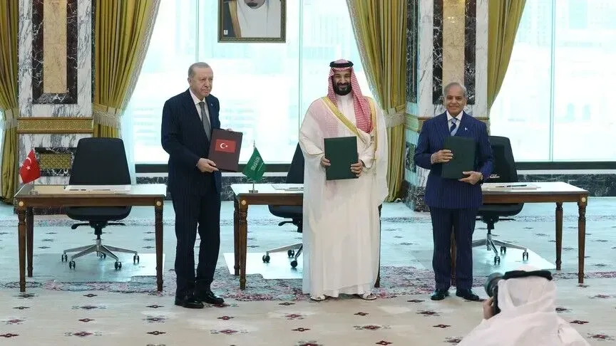 Turqia, Arabia Saudite dhe Pakistani nënshkruajnë marrëveshje të përbashkët të mbrojtjes në Samitin e Mekës