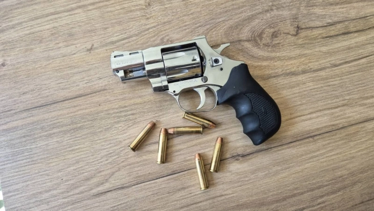 Gjendet revolver me plumba në Shkup, privohet nga liria një person