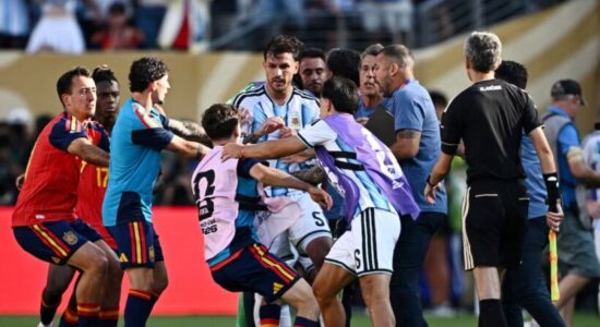 Grushtet dhe racizmi pas finales së Botërorit, FIFA bën zyrtare dënime të rënda për Argjentinën dhe një lojtar të Spanjës