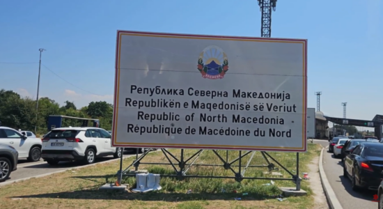 (VIDEO) Shqipja vendoset në tabelën në Tabanoc, por me gabime drejtëshkrimore