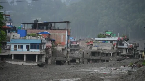 Kryqi i Kuq: Të paktën 10.000 familje humbën shtëpitë nga përmbytjet e befasishme “katastrofike” në Nepal