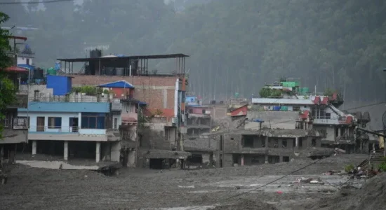 Kryqi i Kuq: Të paktën 10.000 familje humbën shtëpitë nga përmbytjet e befasishme “katastrofike” në Nepal