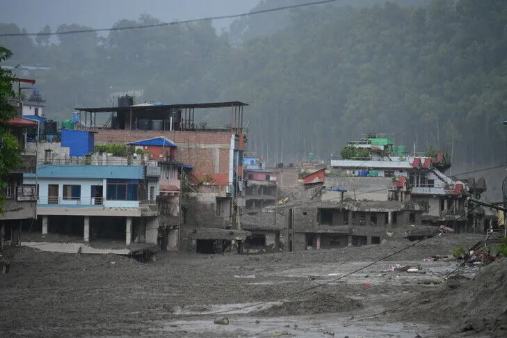Kryqi i Kuq: Të paktën 10.000 familje humbën shtëpitë nga përmbytjet e befasishme “katastrofike” në Nepal
