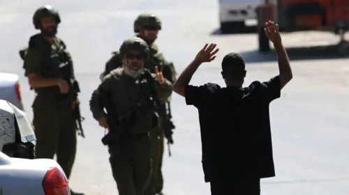 Pushtuesit izraelitë përdorin dhunë dhe frikësim për t’i dëbuar palestinezët nga shtëpitë e tyre në Bregun Perëndimor